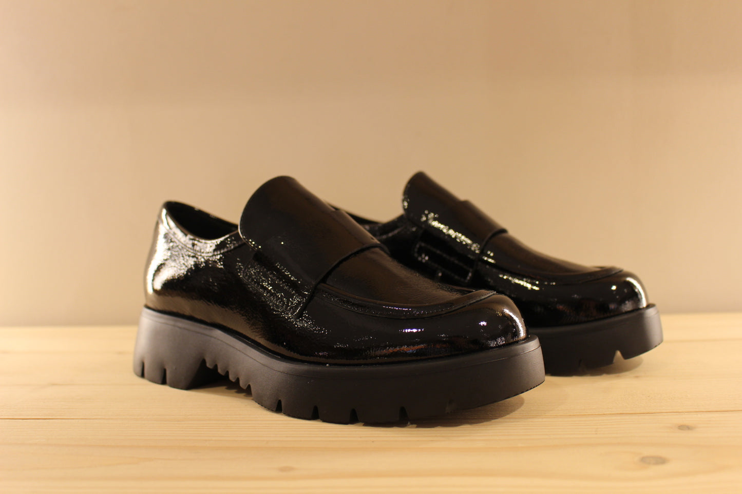 Mocassin femme en cuir vernis noir semelle extra légère de chez HÖGL