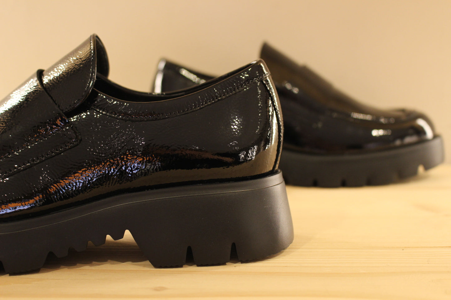 Mocassin femme en cuir vernis noir semelle extra légère de chez HÖGL