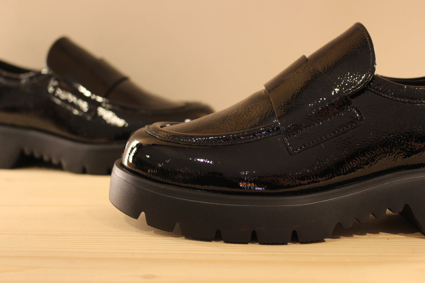 Mocassin femme en cuir vernis noir semelle extra légère de chez HÖGL