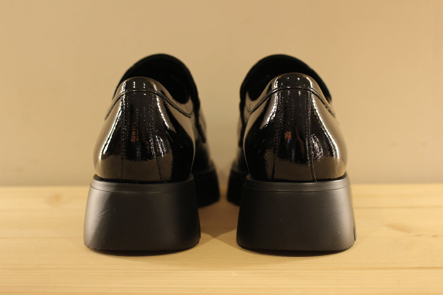 Mocassin femme en cuir vernis noir semelle extra légère de chez HÖGL