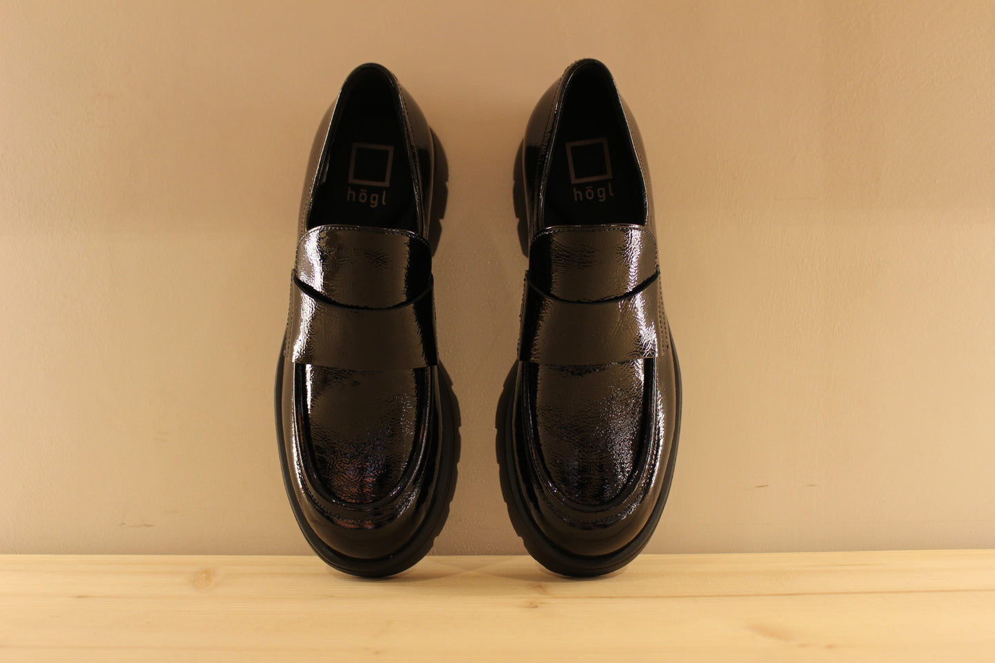 Mocassin femme en cuir vernis noir semelle extra légère de chez HÖGL