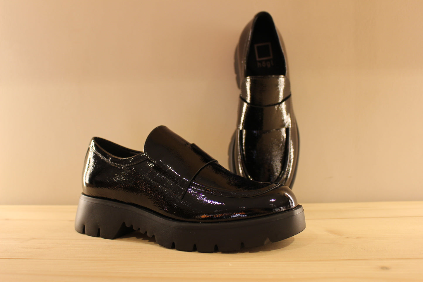 Mocassin femme en cuir vernis noir semelle extra légère de chez HÖGL