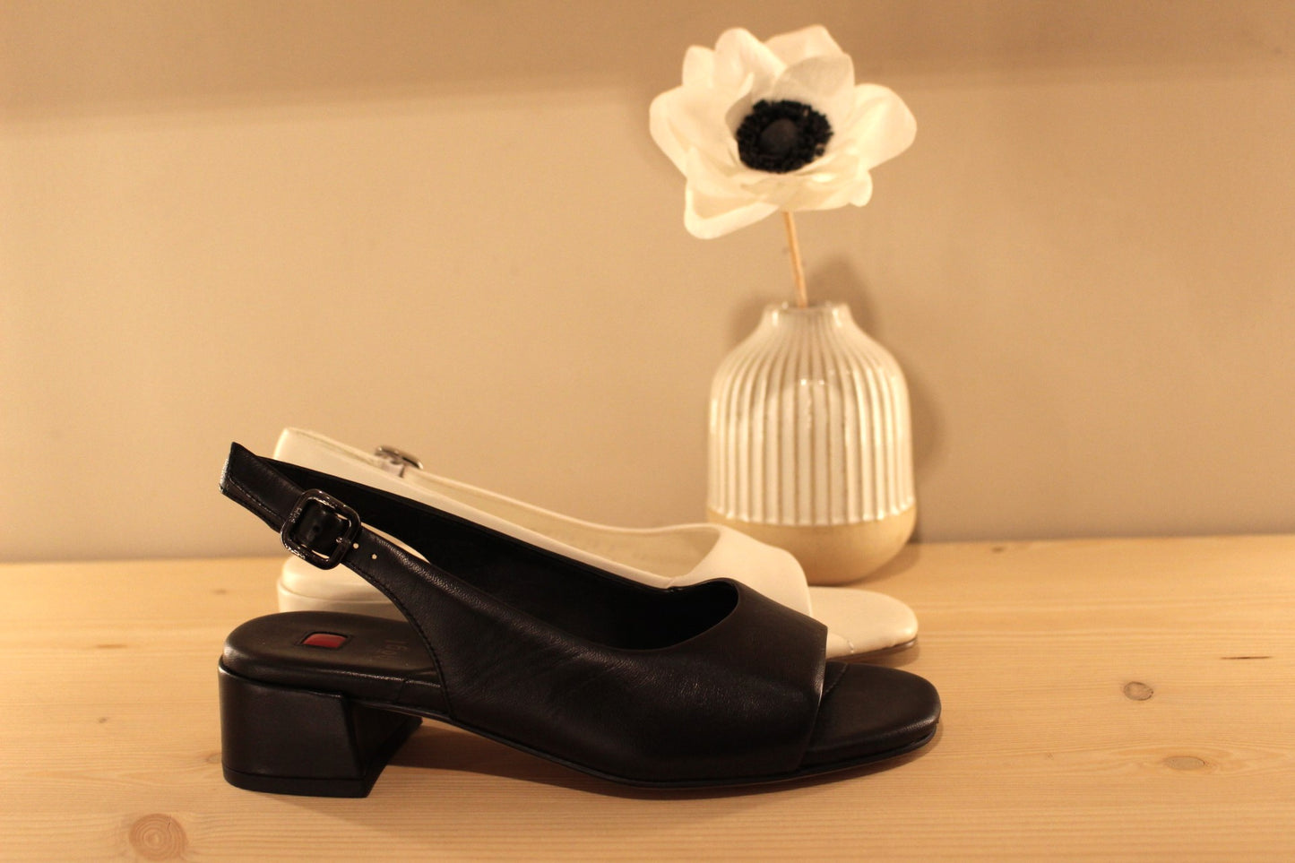 Trotteur en cuir noir ou crème de chez HÖGL avec un petit talon