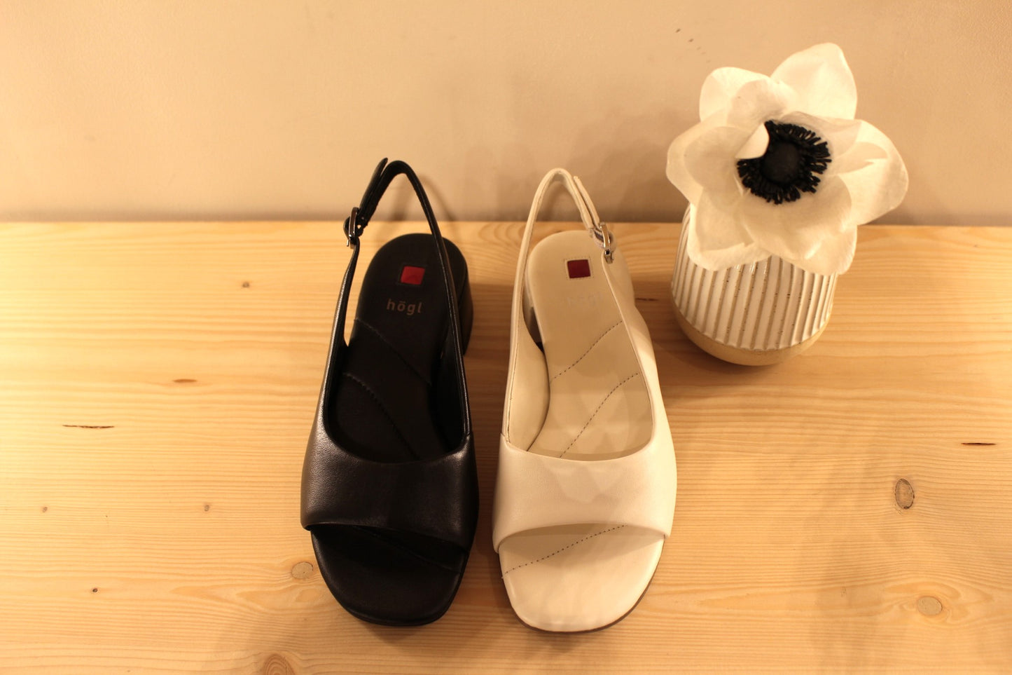Trotteur en cuir noir ou crème de chez HÖGL avec un petit talon