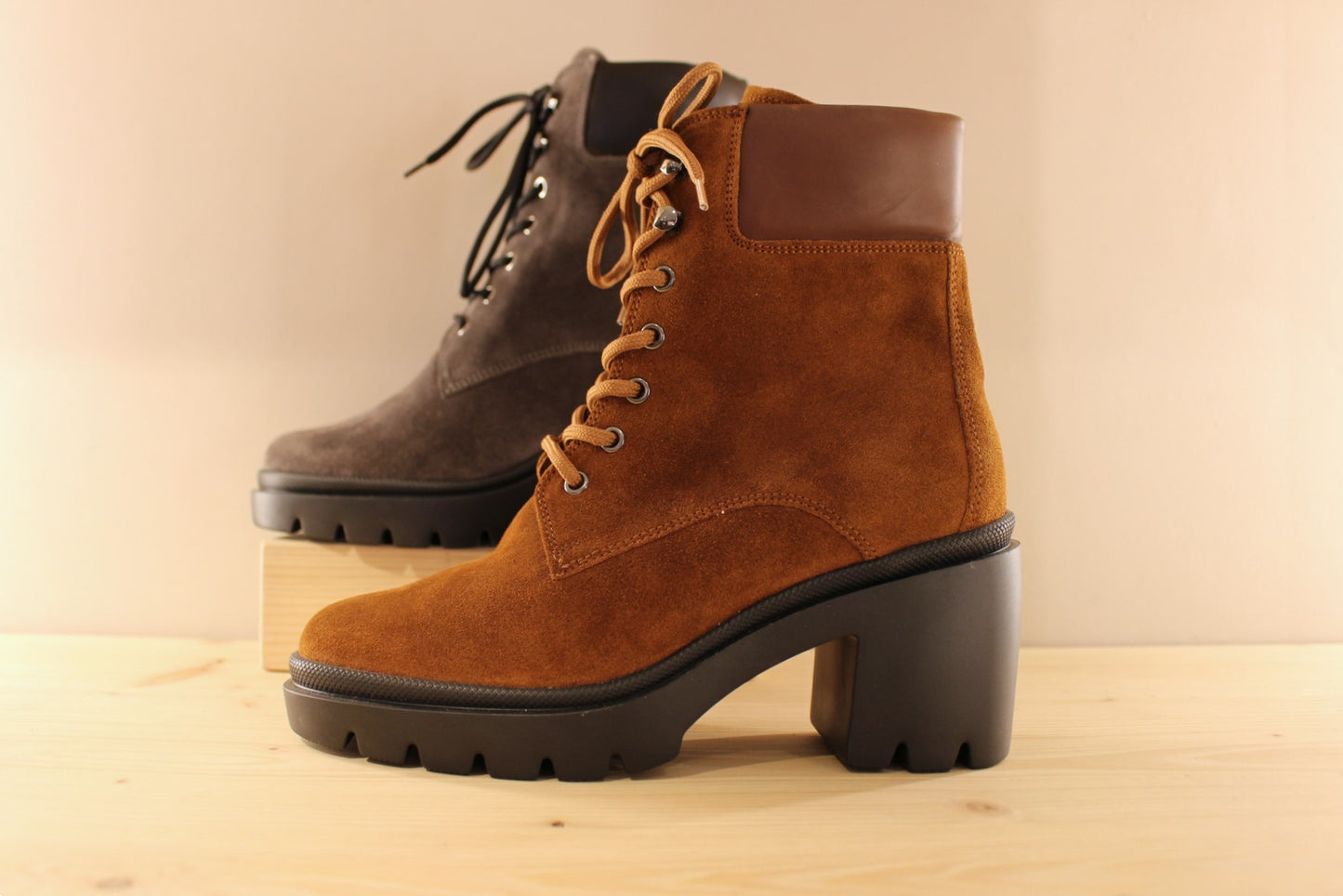 Bottine cuir velours gris foncé ou noisette à talon HOGL