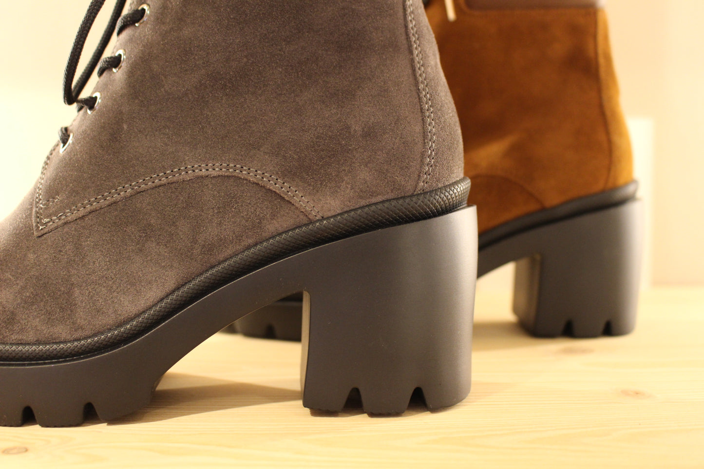 Bottine cuir velours gris foncé ou noisette à talon HOGL