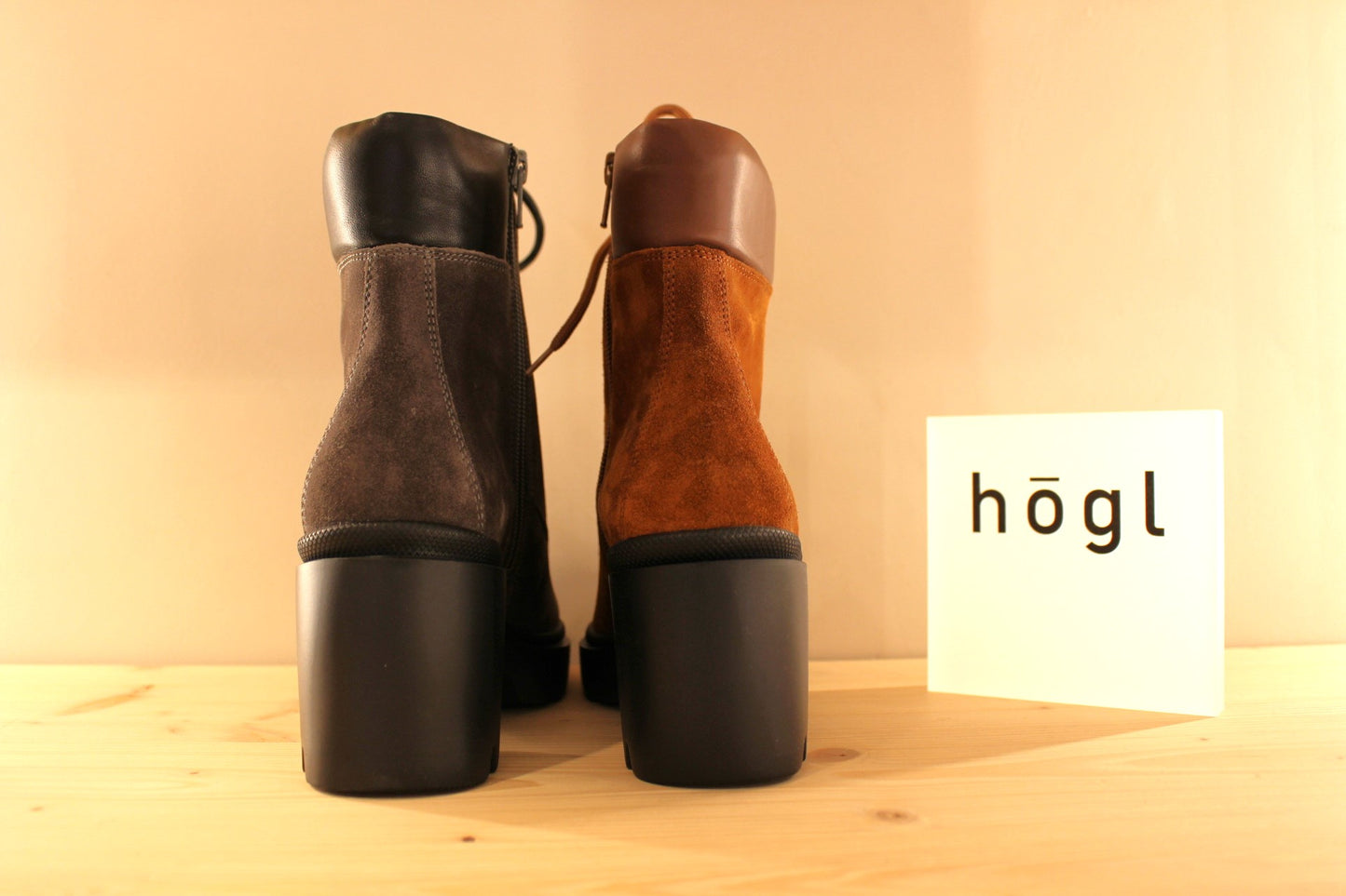 Bottine cuir velours gris foncé ou noisette à talon HOGL