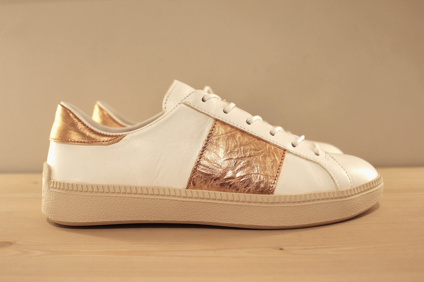 Basket femme en cuir blanc et métal cuivre THINK