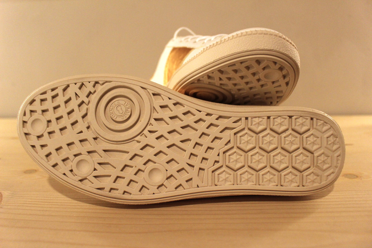 Basket femme en cuir blanc et métal cuivre THINK