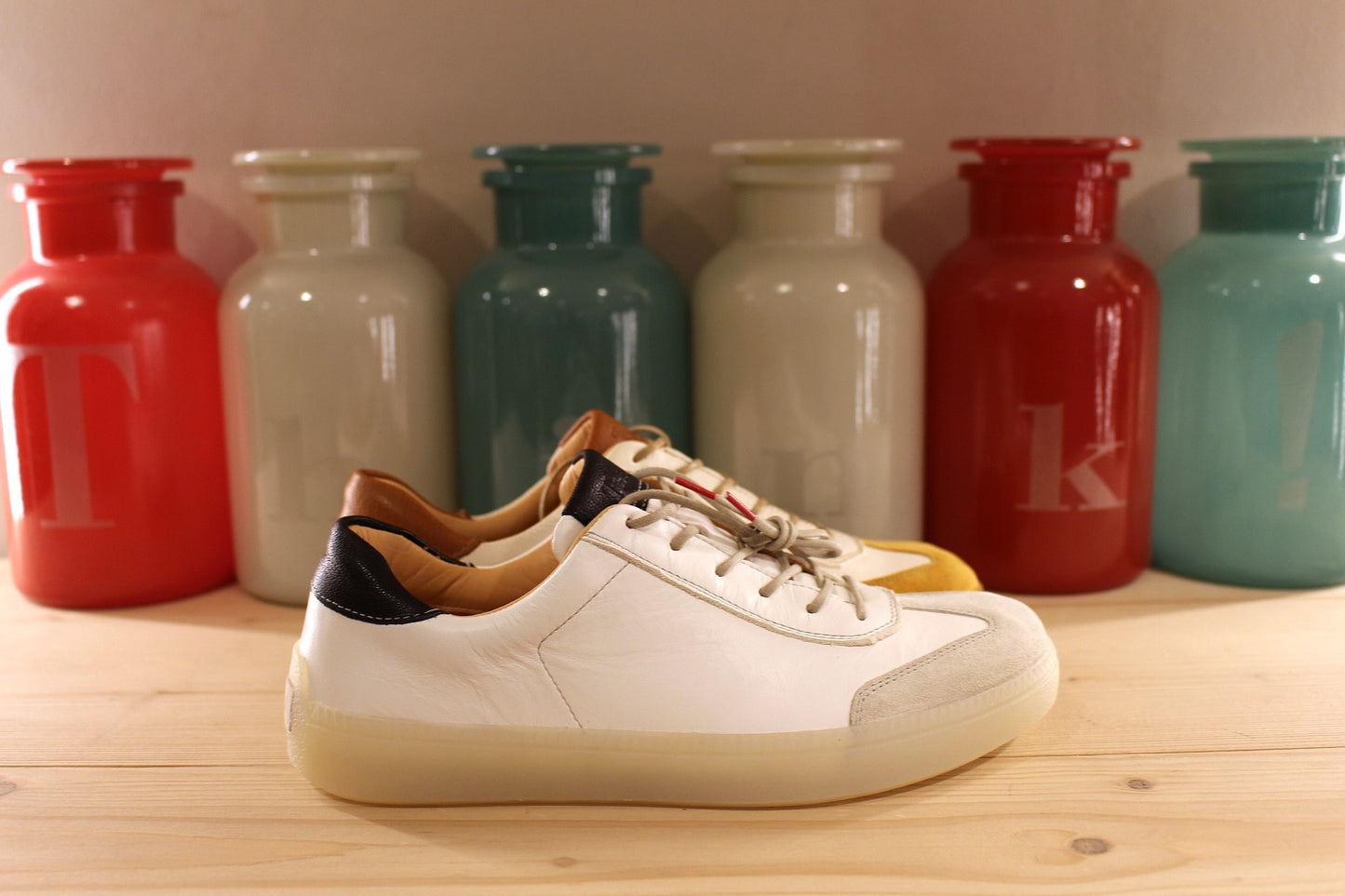 Sneaker cuir écru et caramel ou blanc et gris semelle interne amovible THINK