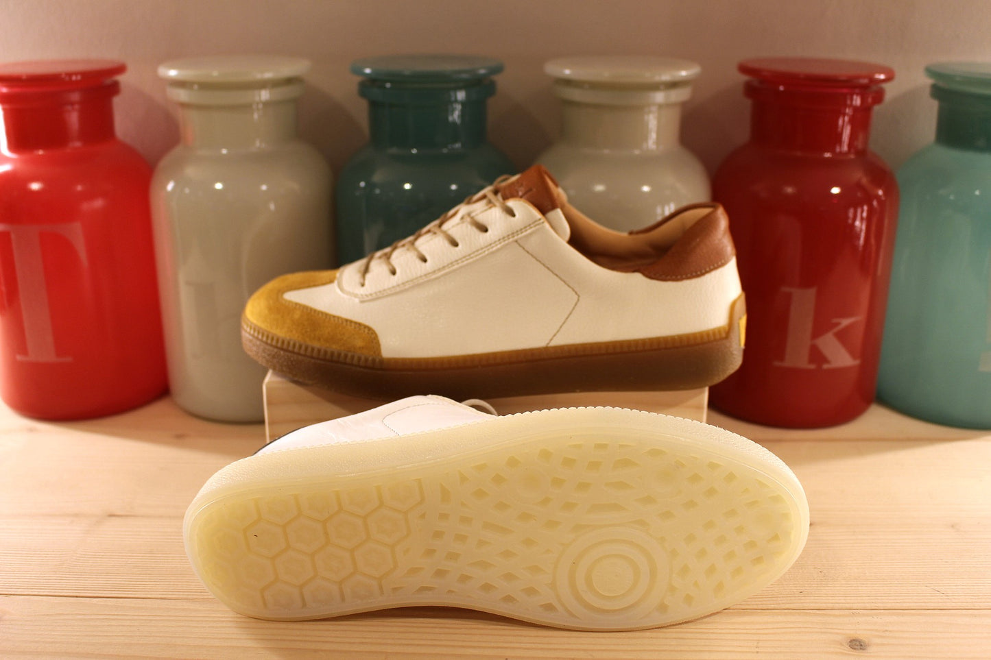 Sneaker cuir écru et caramel ou blanc et gris semelle interne amovible THINK