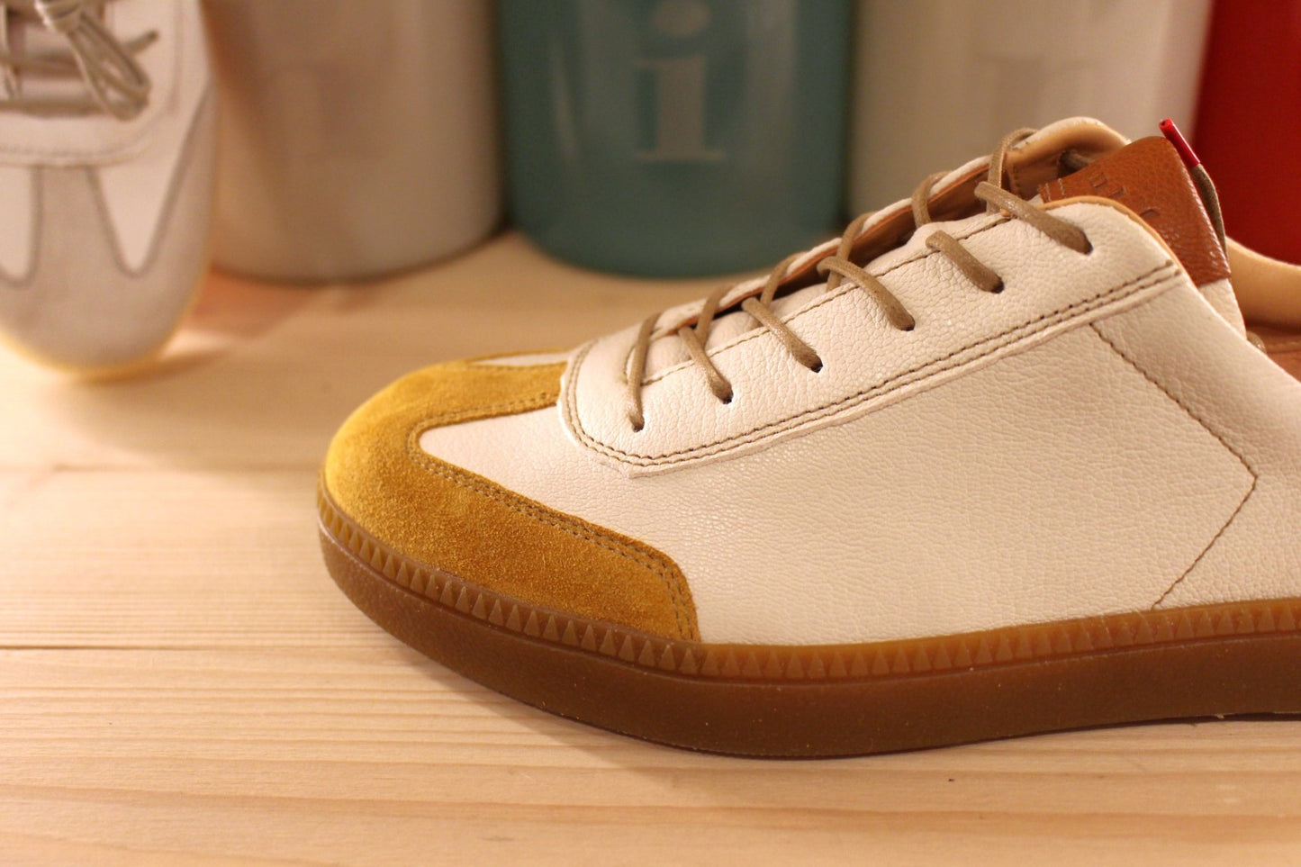 Sneaker cuir écru et caramel ou blanc et gris semelle interne amovible THINK