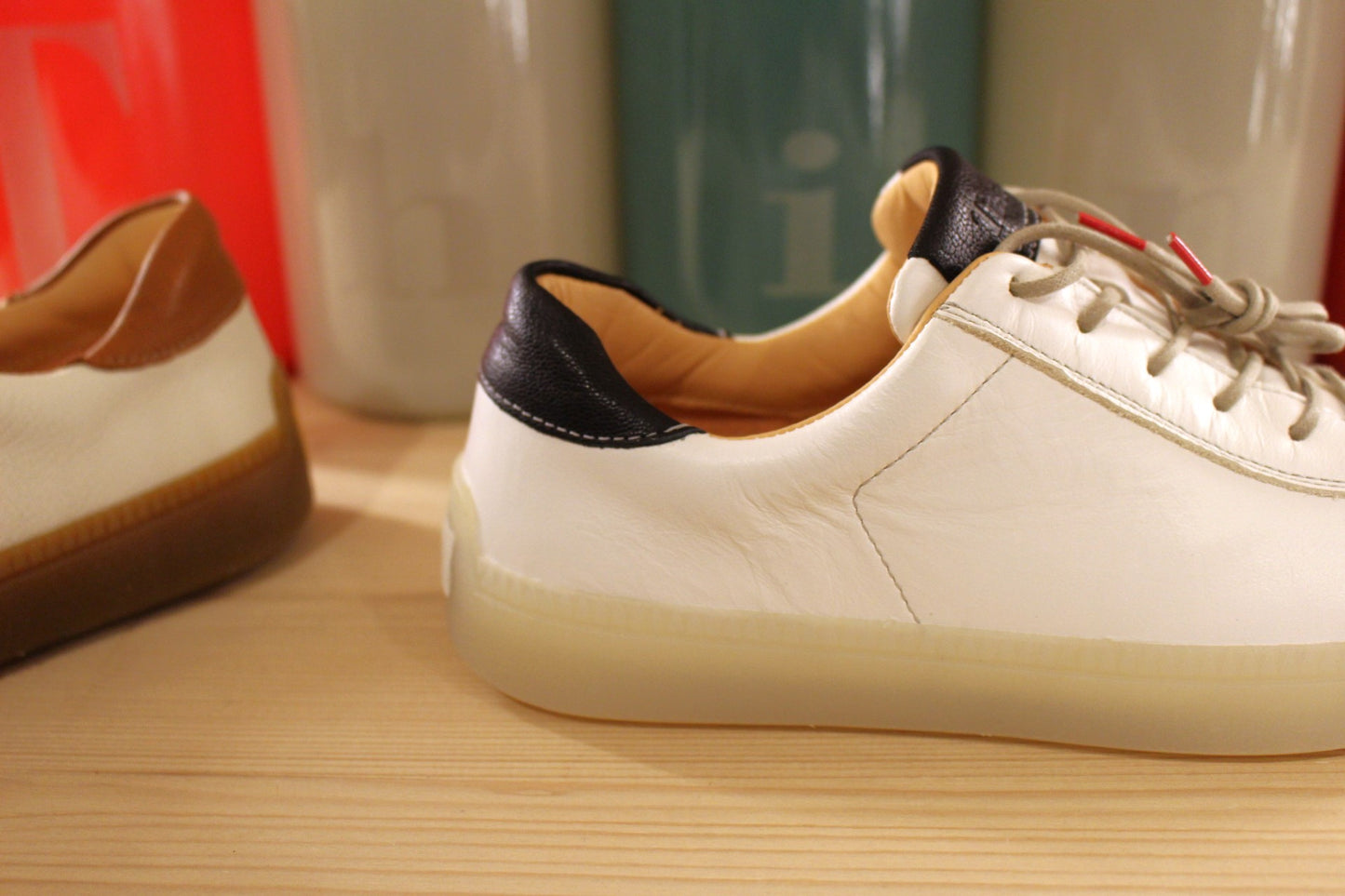 Sneaker cuir écru et caramel ou blanc et gris semelle interne amovible THINK