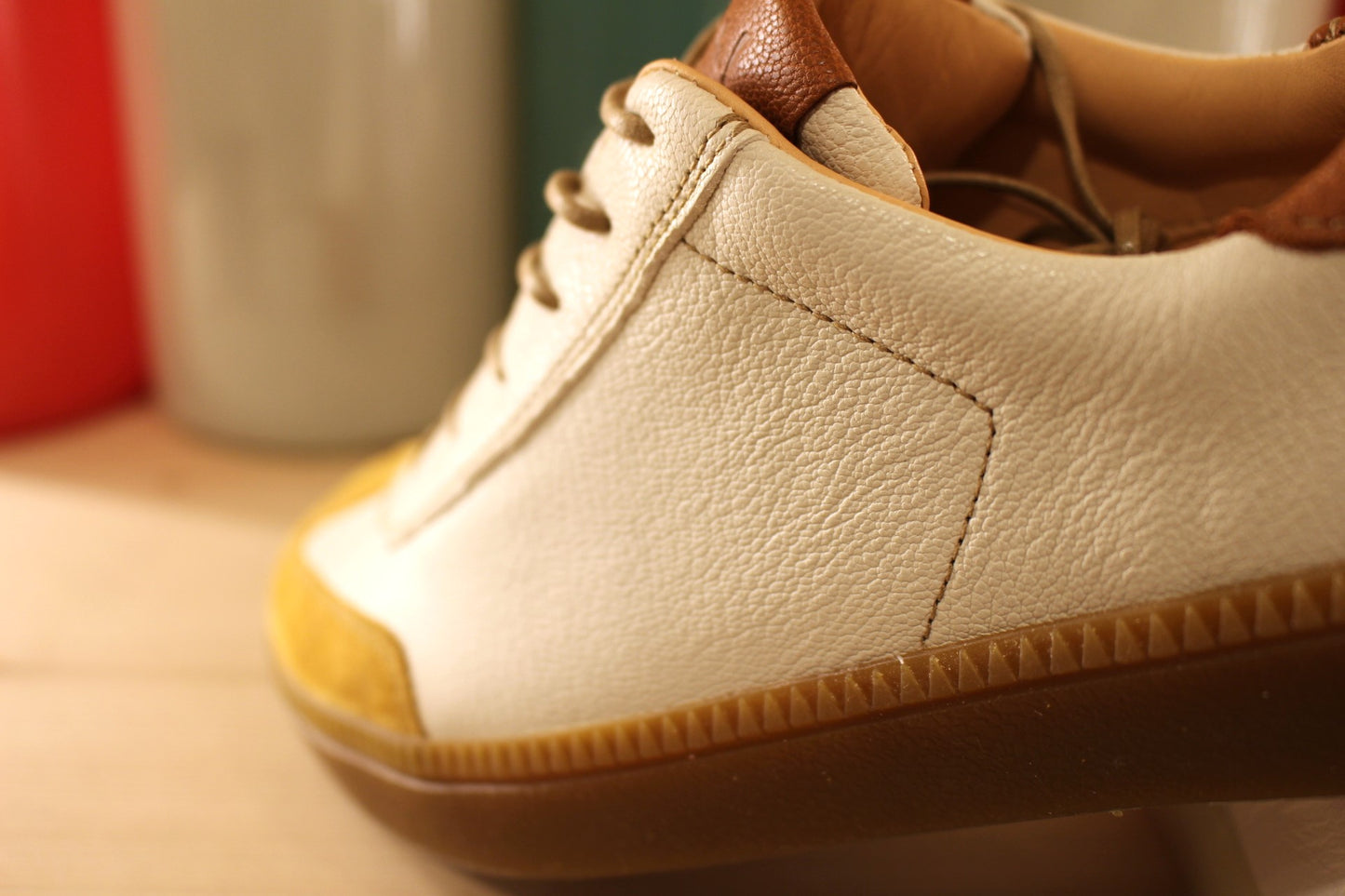 Sneaker cuir écru et caramel ou blanc et gris semelle interne amovible THINK