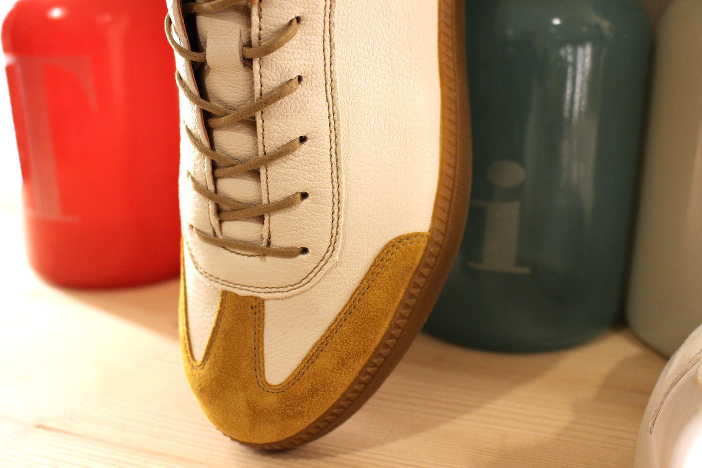 Sneaker cuir écru et caramel ou blanc et gris semelle interne amovible THINK