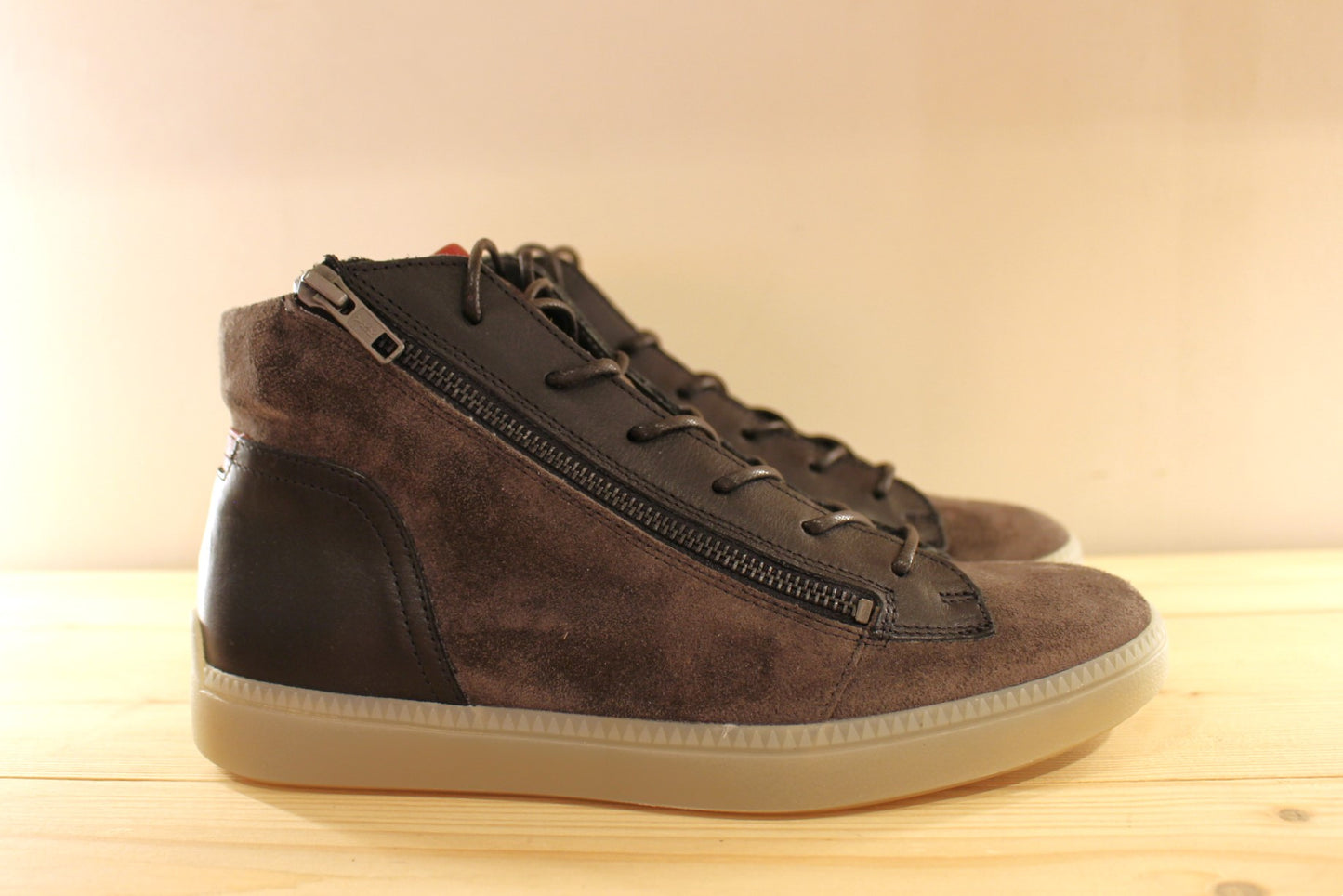 Baskets montantes, en cuir velours de couleur gris anthracite et cuir lisse noir et bordeaux THINK