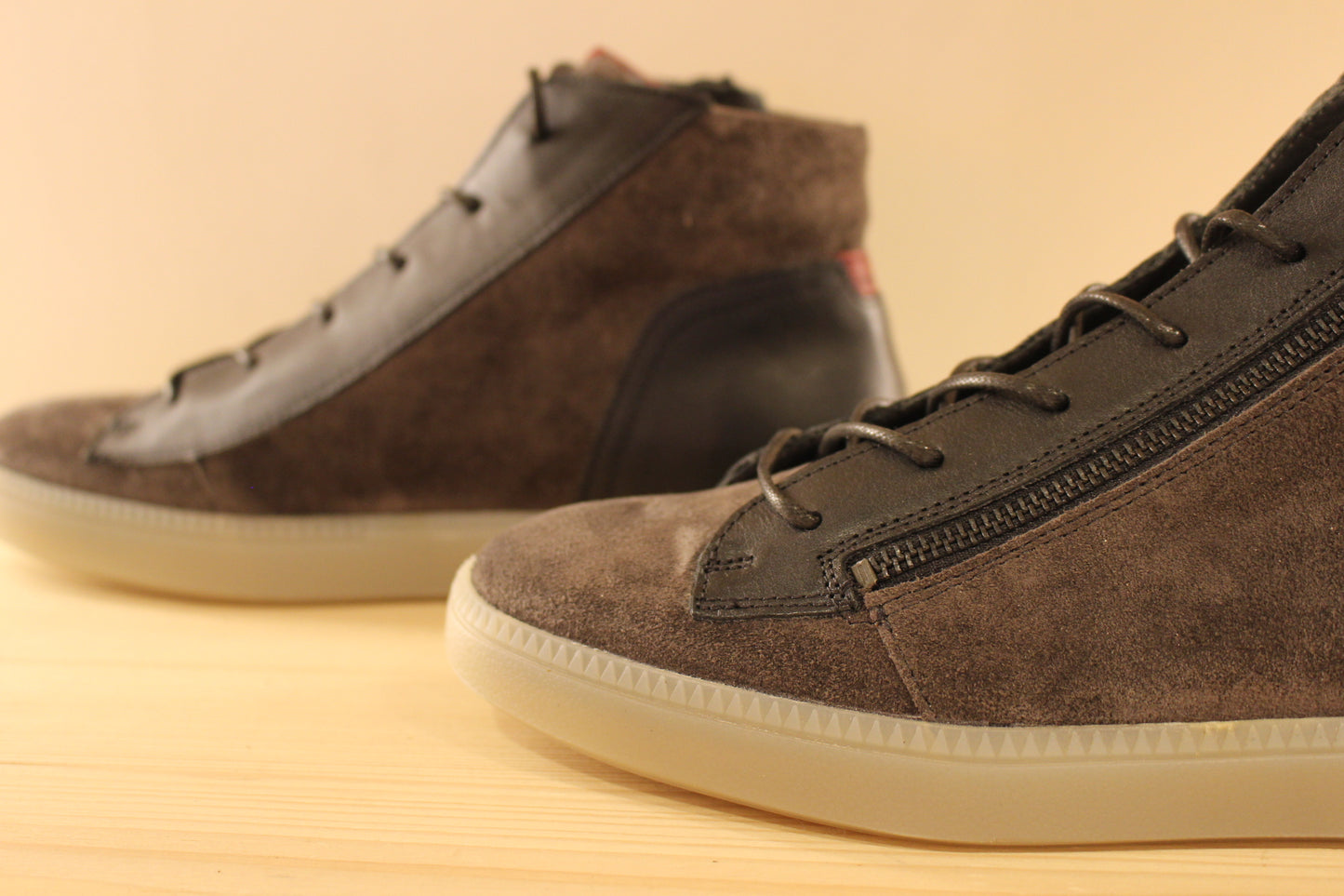 Baskets montantes, en cuir velours de couleur gris anthracite et cuir lisse noir et bordeaux THINK