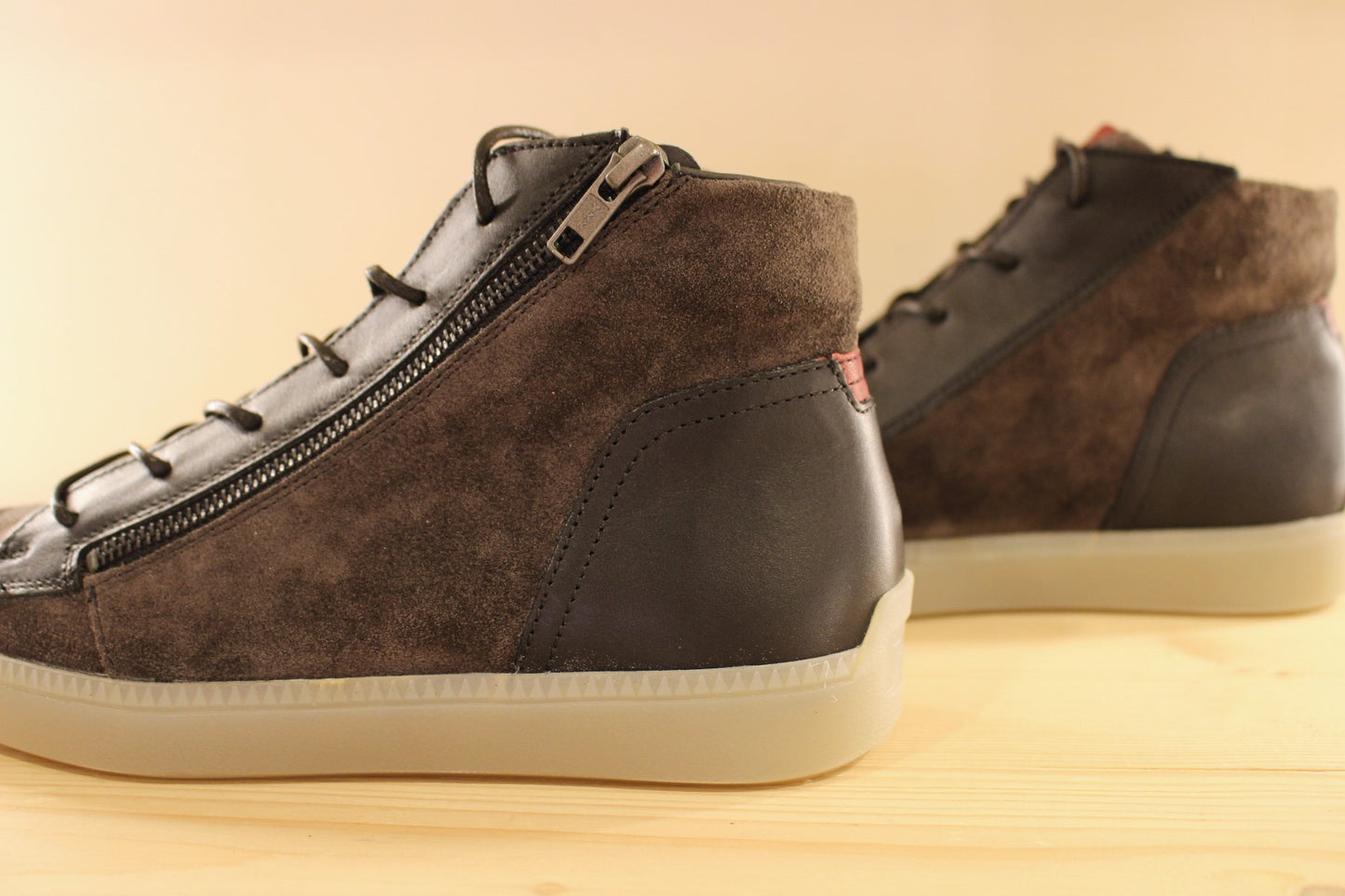 Baskets montantes, en cuir velours de couleur gris anthracite et cuir lisse noir et bordeaux THINK