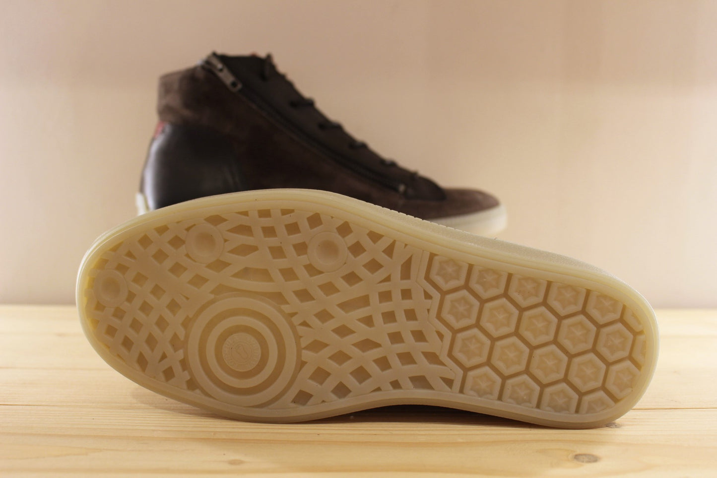 Baskets montantes, en cuir velours de couleur gris anthracite et cuir lisse noir et bordeaux THINK