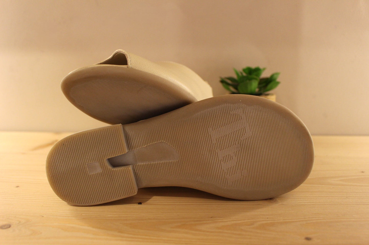 THINK Sandales en cuir de couleur crème. Serrage par scratch. Bourrelet de renfort sur l'arrière