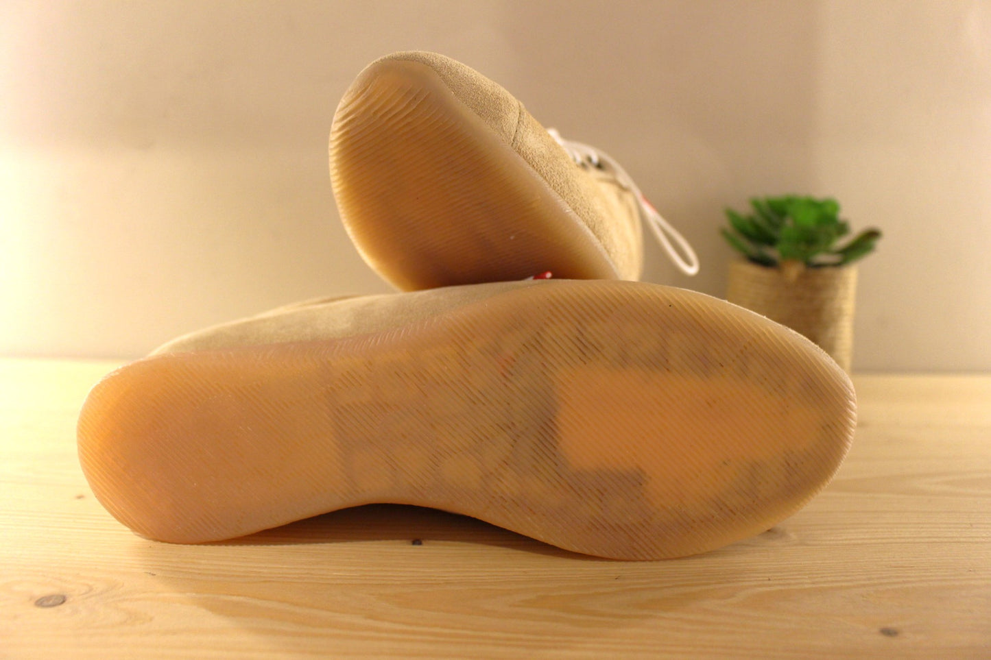 Chaussures en cuir nubuck de couleur beige et cuir lisse blanc. Serrage lacet coton blanc, semelle amovible THINK