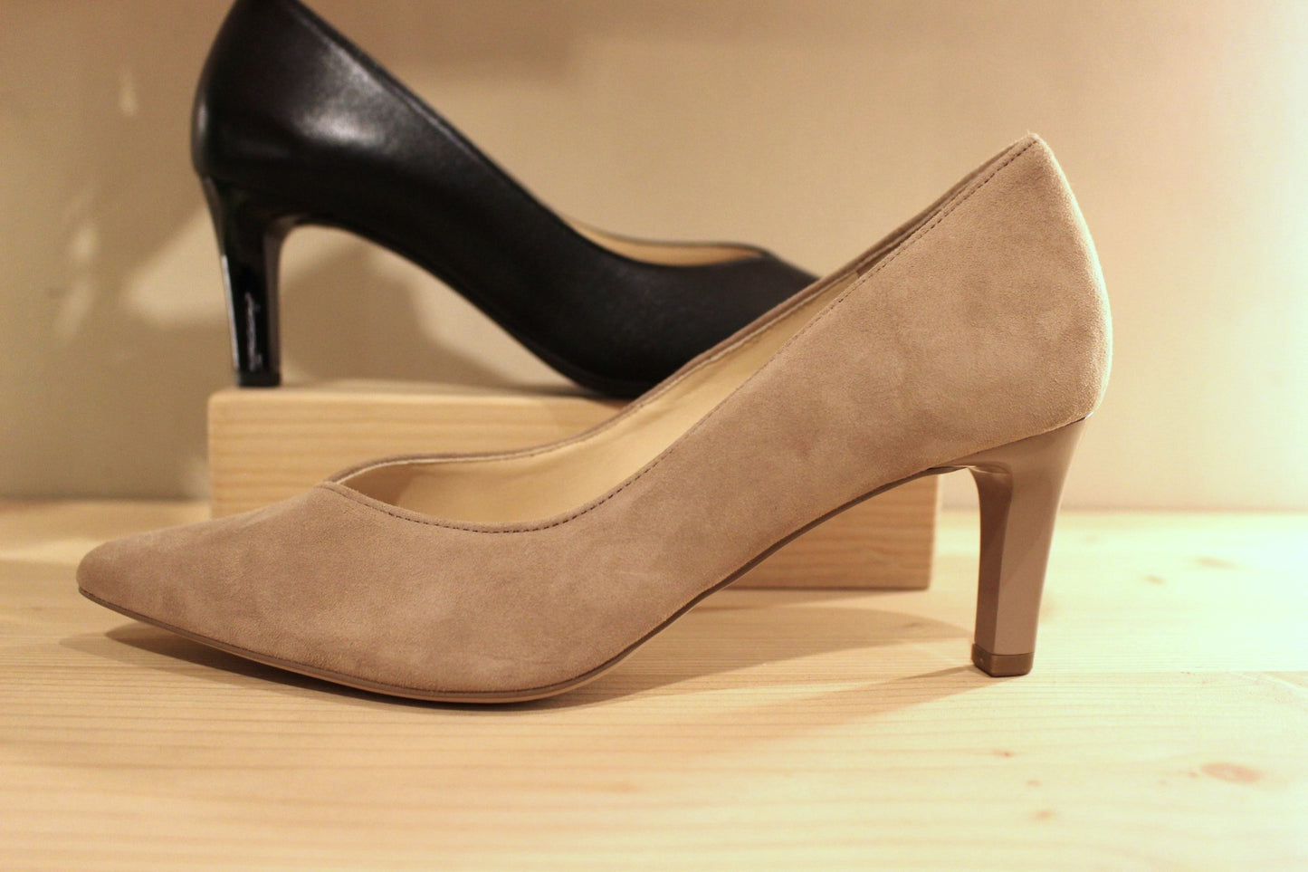 Escarpin pleine fleur cuir noir ou velours beige HÖGL