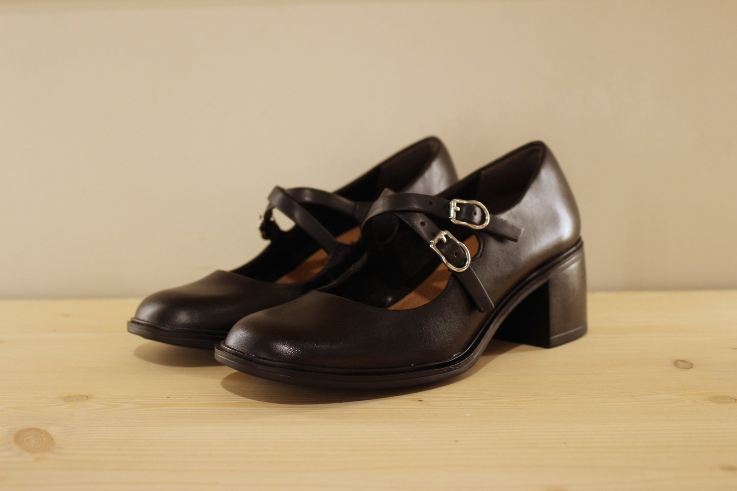 Babies à talon en cuir noir petit talon TAMARIS