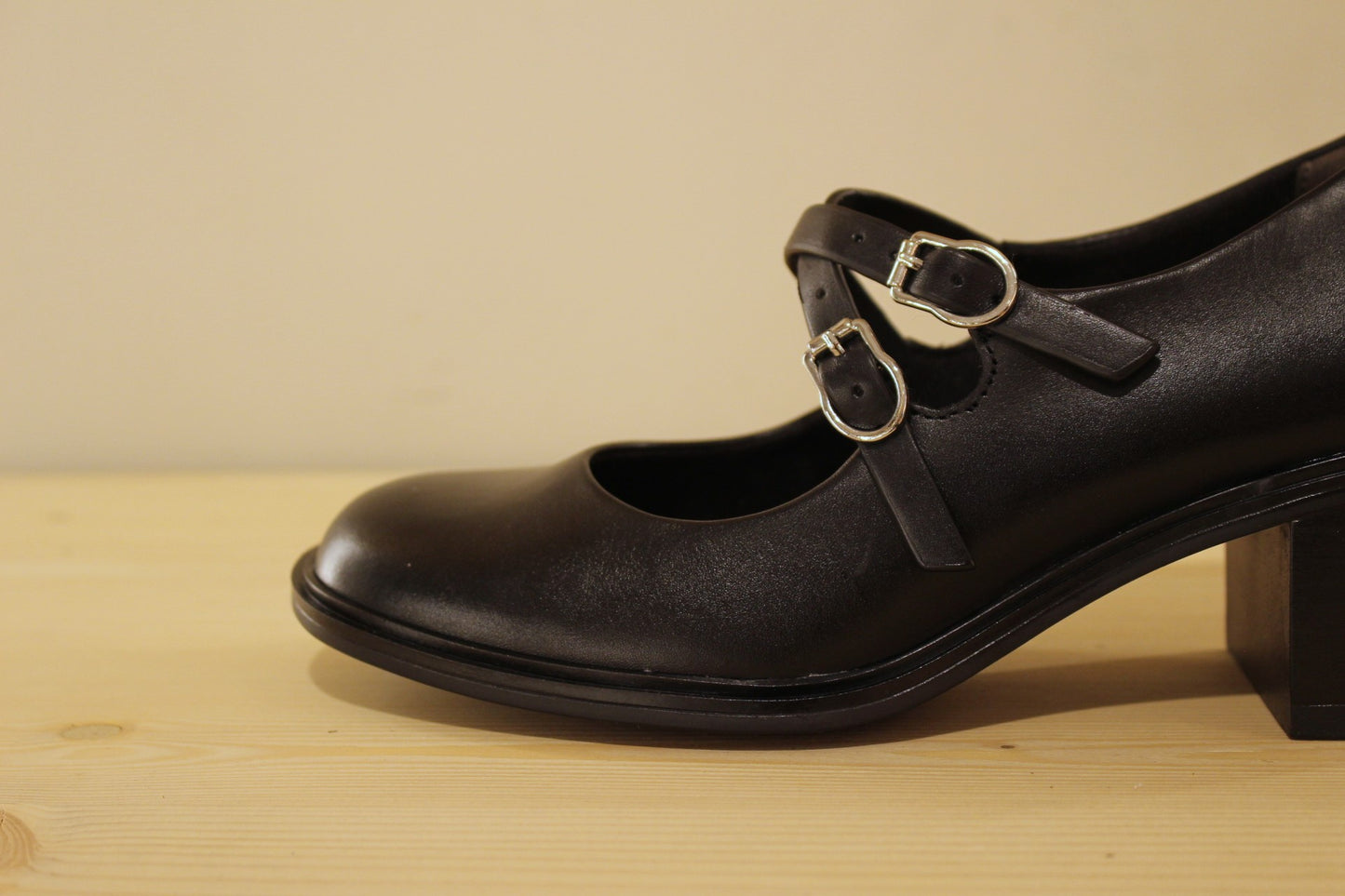 Babies à talon en cuir noir petit talon TAMARIS