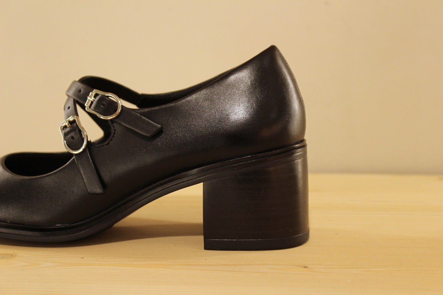 Babies à talon en cuir noir petit talon TAMARIS
