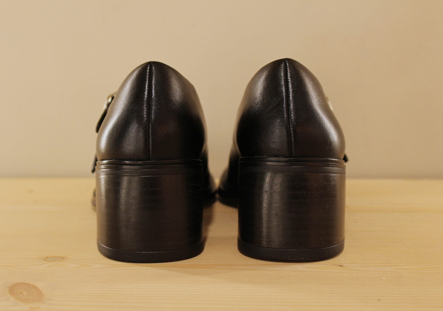 Babies à talon en cuir noir petit talon TAMARIS