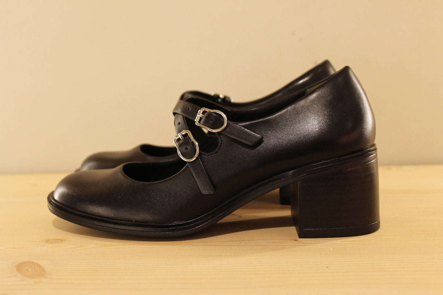 Babies à talon en cuir noir petit talon TAMARIS