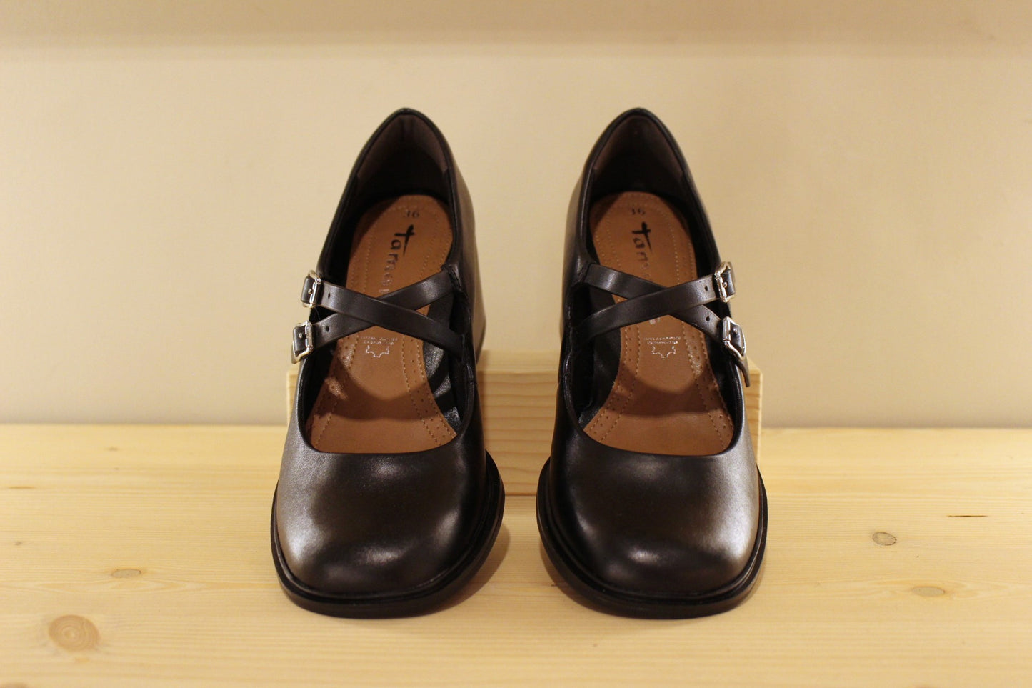 Babies à talon en cuir noir petit talon TAMARIS