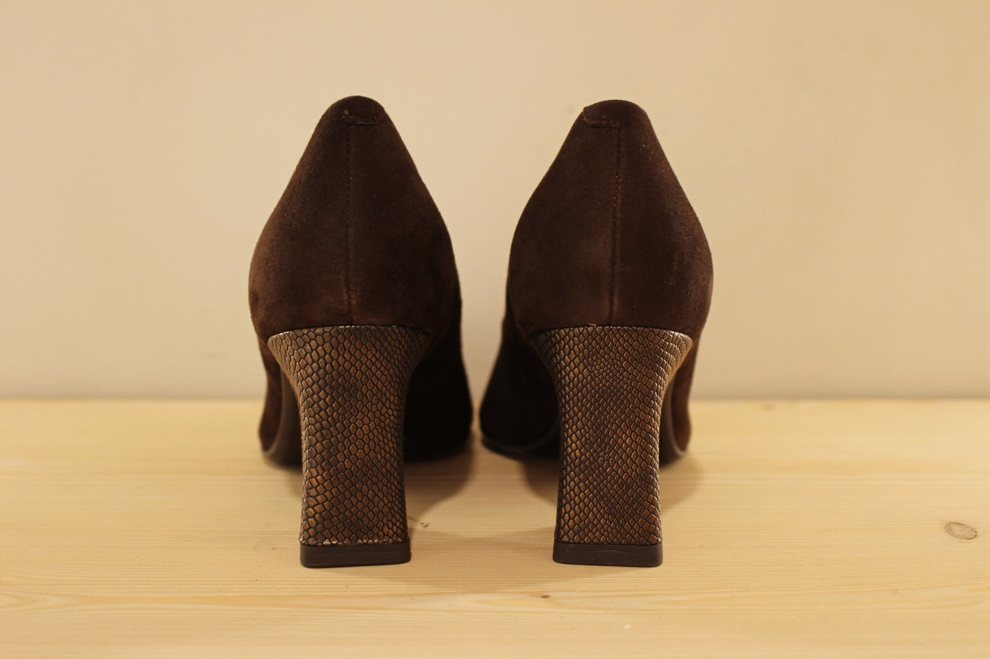Escarpin cuir velours marron et talopn imprimé serpent métallisé TAMARIS