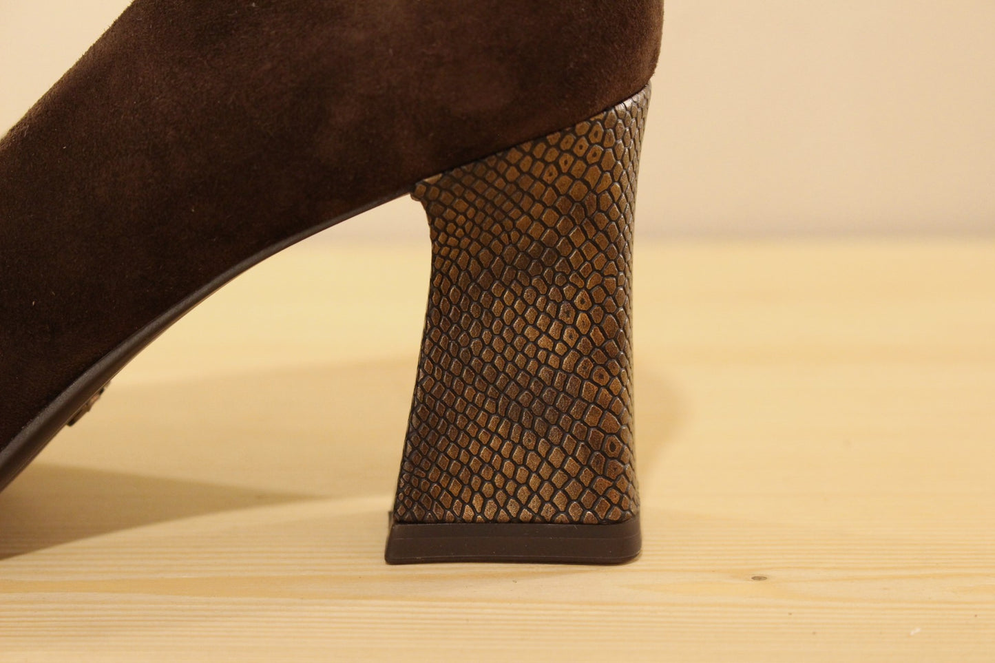 Escarpin cuir velours marron et talopn imprimé serpent métallisé TAMARIS