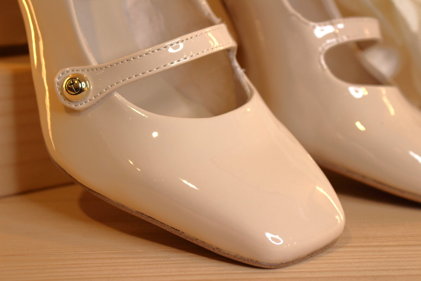 Trotteur vernis ivoire très élégant TAMARIS