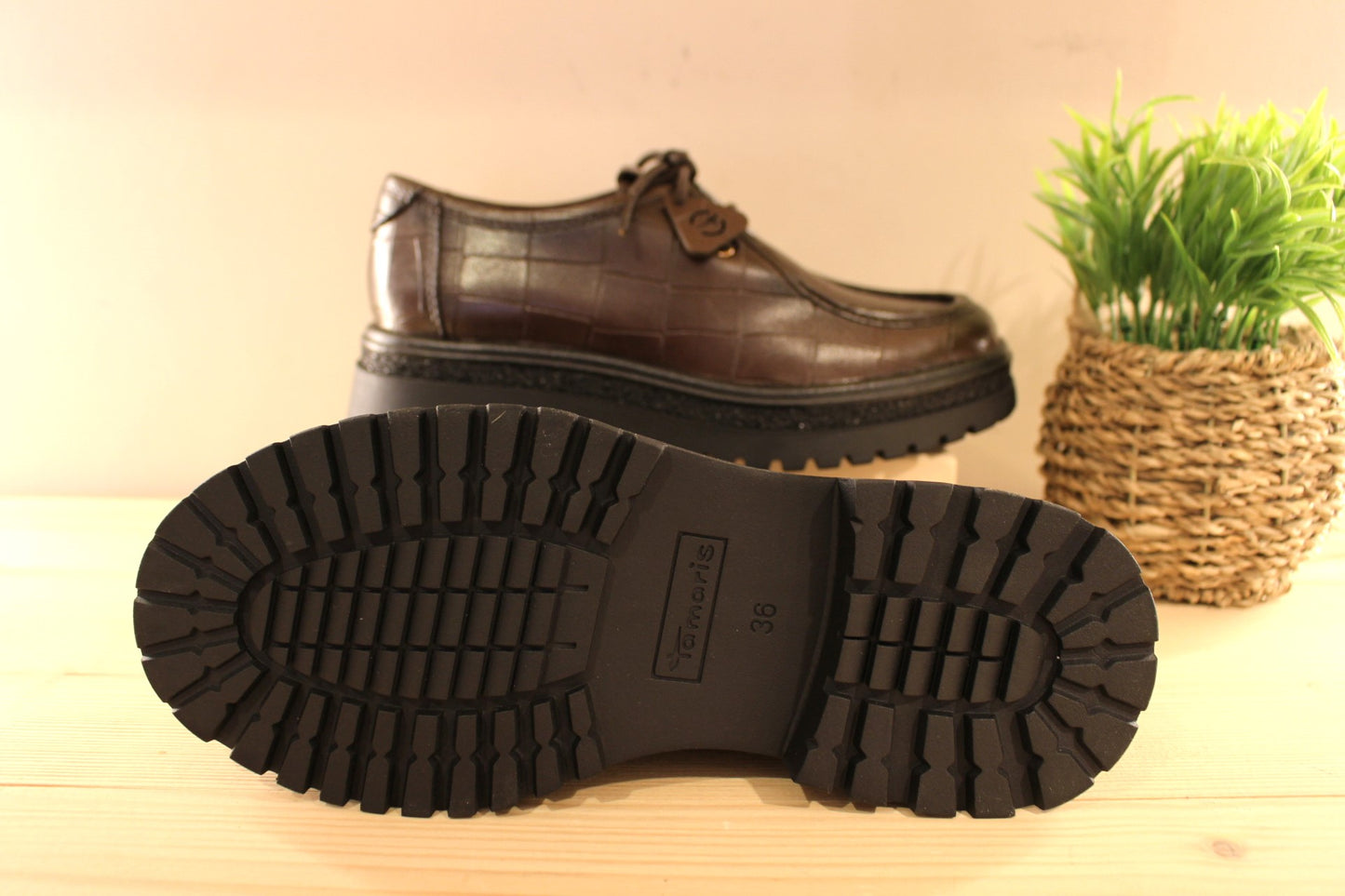 Derby Tamaris en cuir de couleur noir avec la claque poilu. Ou en cuir imprimé croco de couleur chocolat