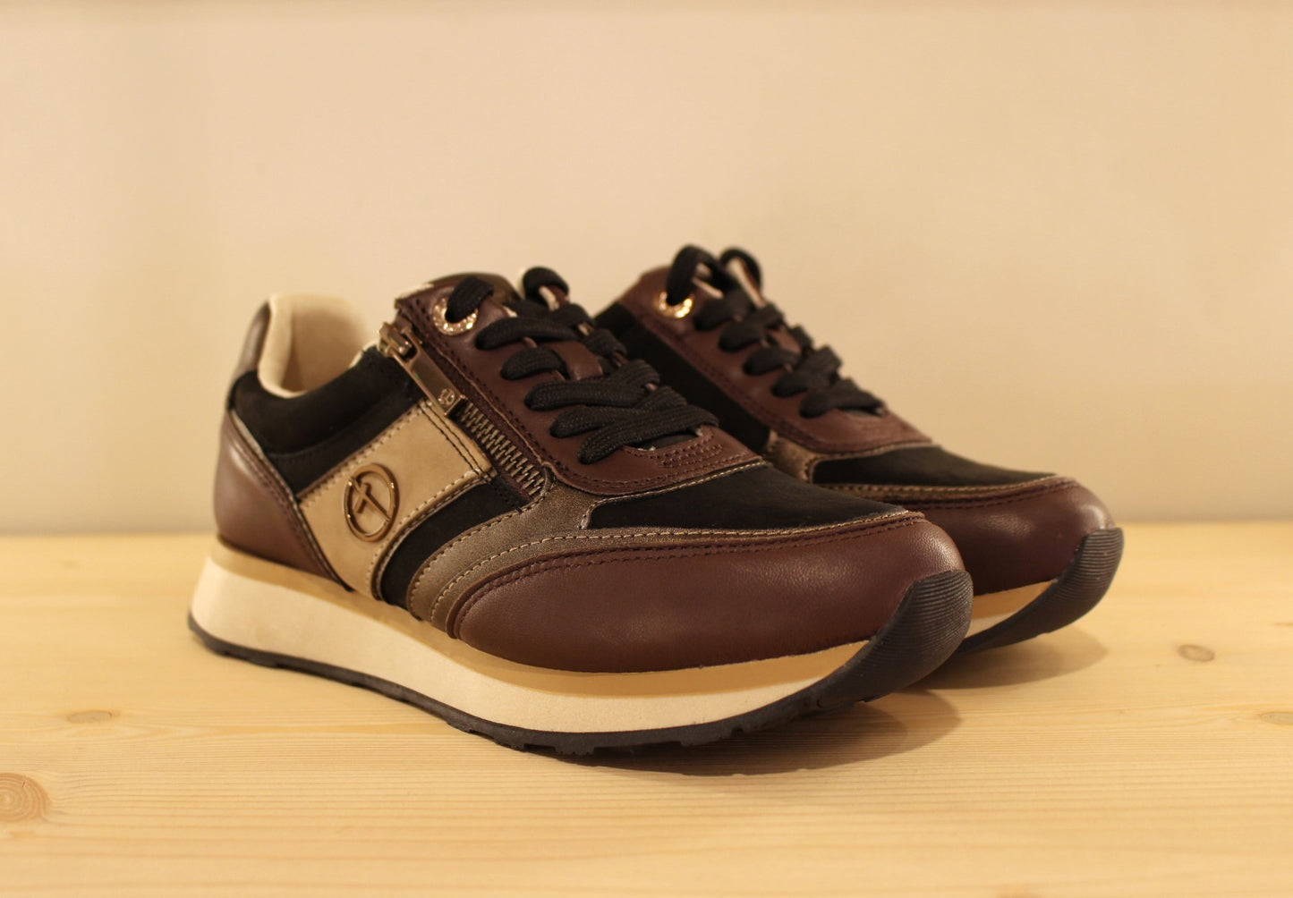 Basket en cuir marron, noire et métallisé TAMARIS