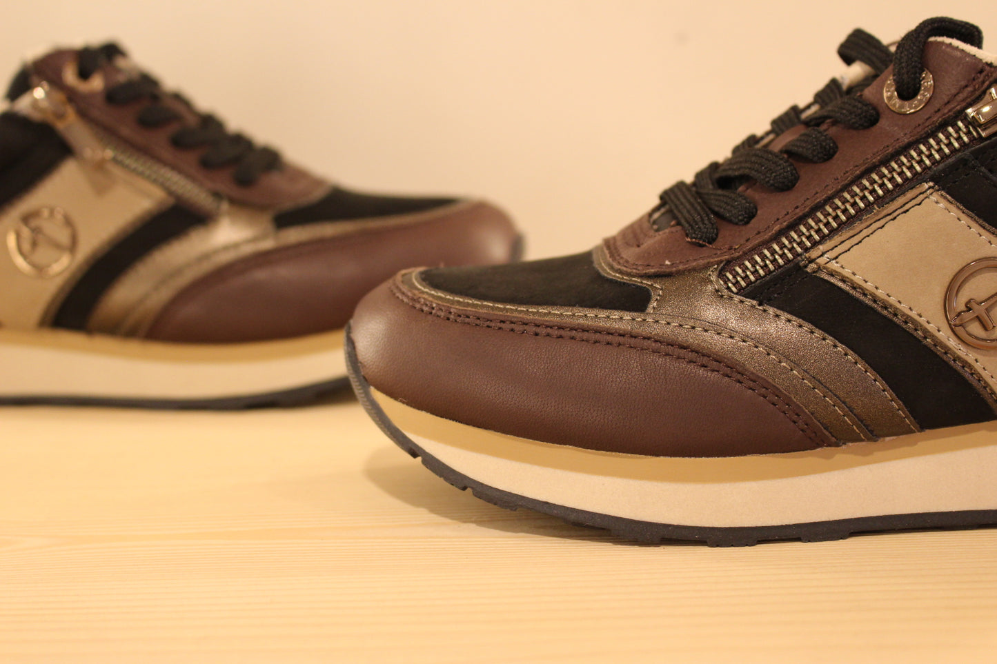 Basket en cuir marron, noire et métallisé TAMARIS