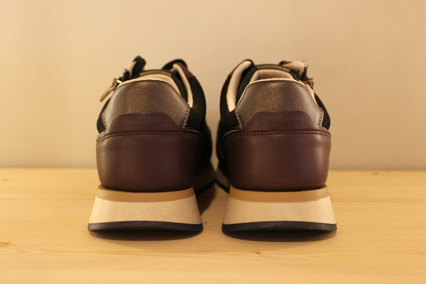 Basket en cuir marron, noire et métallisé TAMARIS