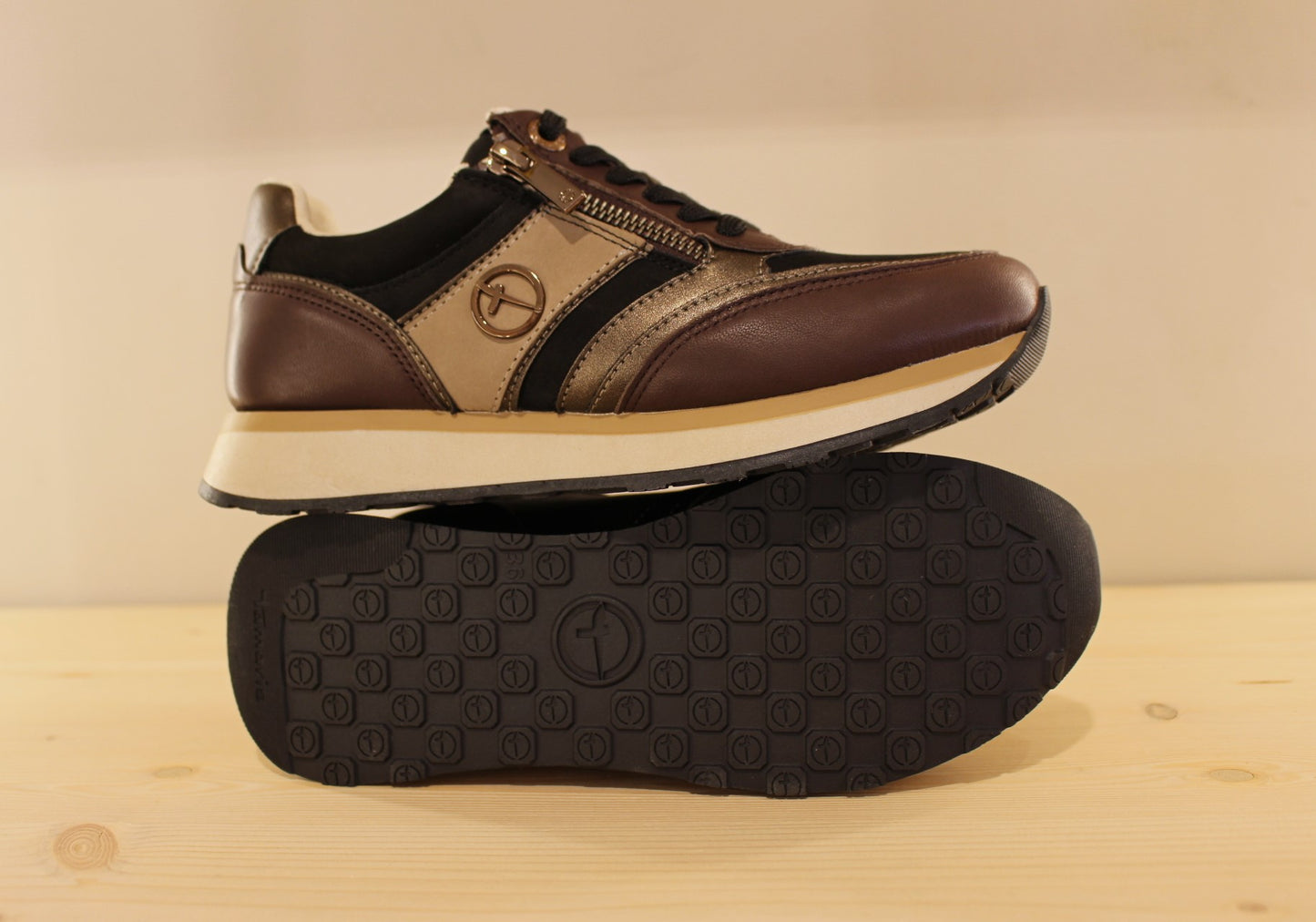 Basket en cuir marron, noire et métallisé TAMARIS