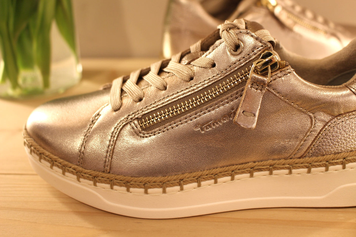 Zoom sur le zip extérieur de la chaussure
