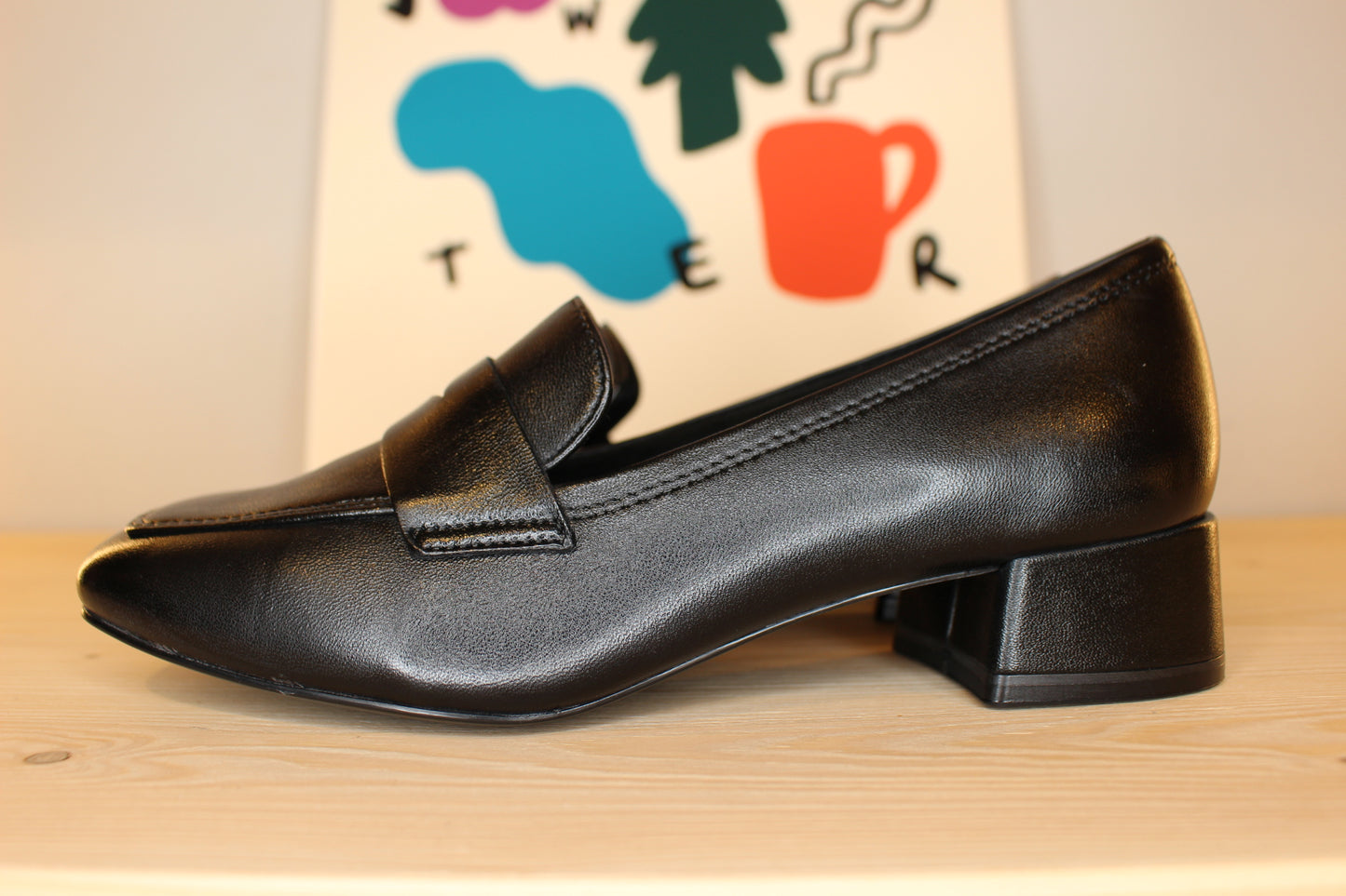 Mocassin cuir noir petit talon TAMARIS