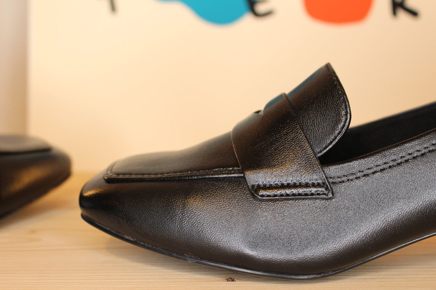 Mocassin cuir noir petit talon TAMARIS