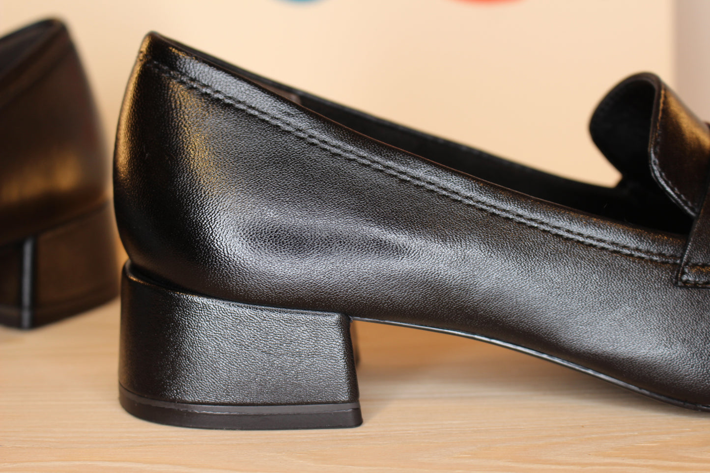 Mocassin cuir noir petit talon TAMARIS