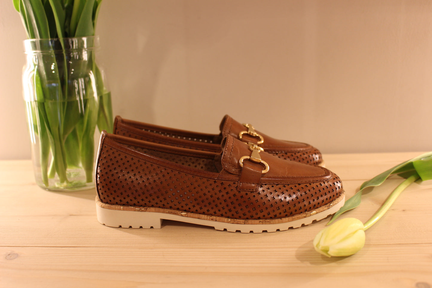 Mocassin marron en cuir perforé TAMARIS