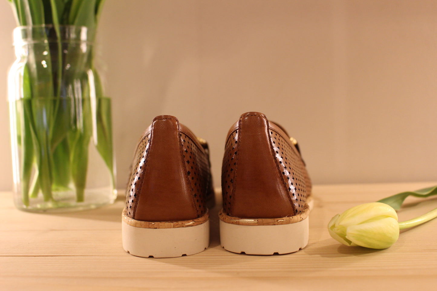 Mocassin marron en cuir perforé TAMARIS