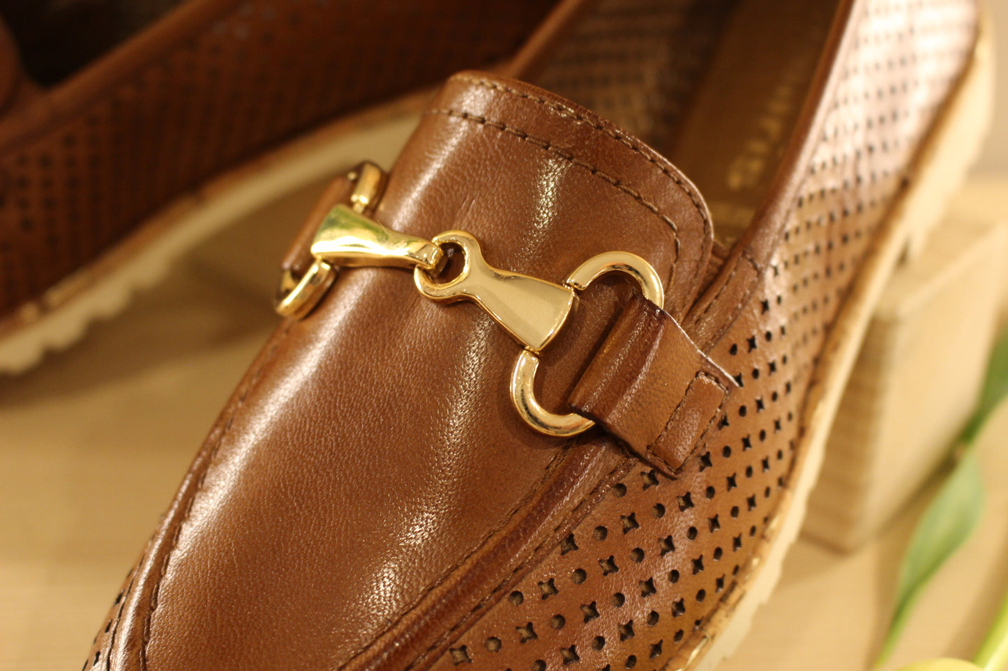 Mocassin marron en cuir perforé TAMARIS
