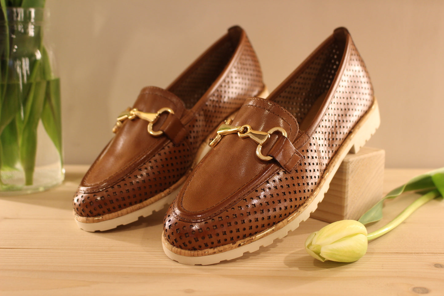 Mocassin marron en cuir perforé TAMARIS