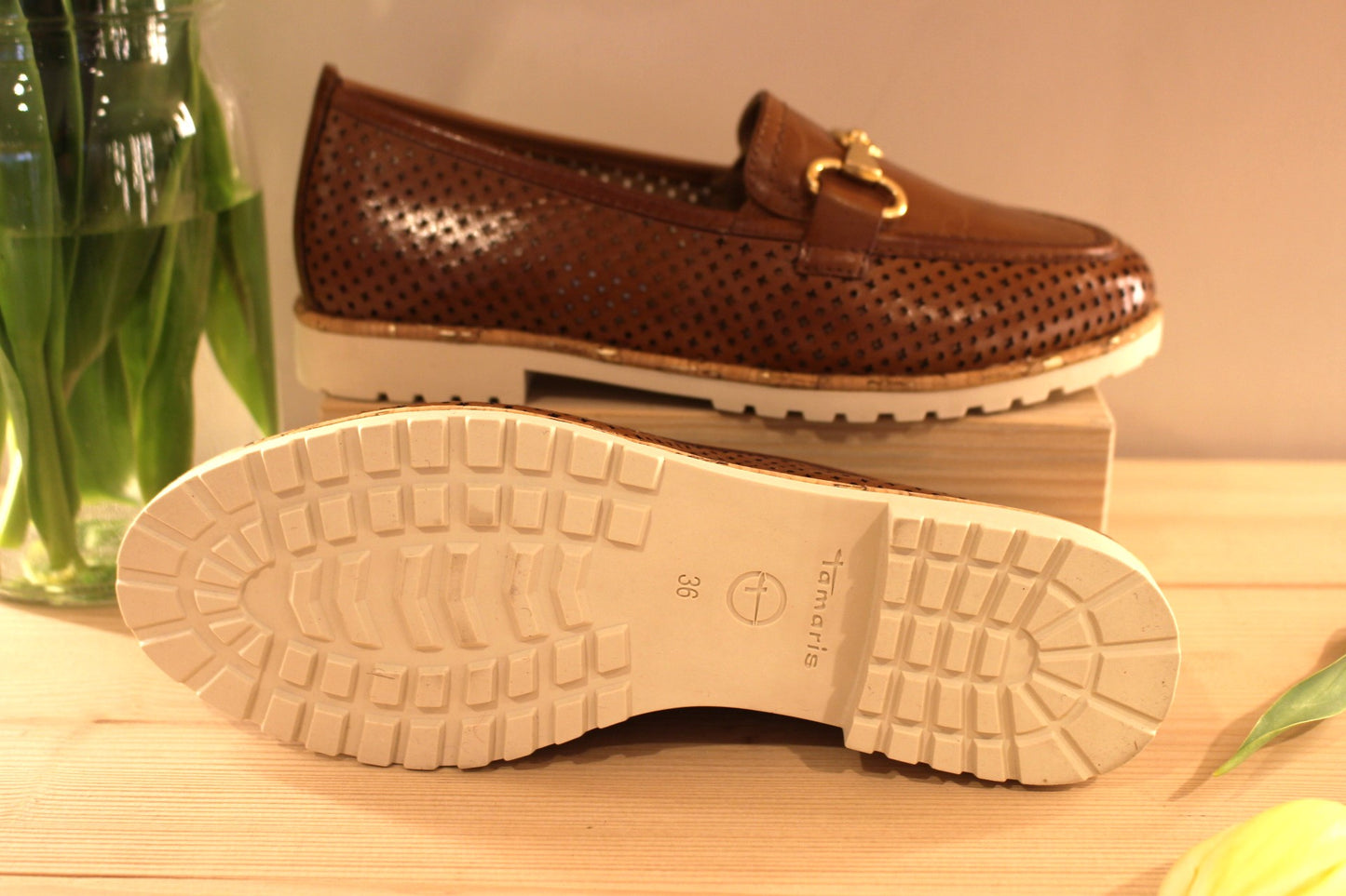 Mocassin marron en cuir perforé TAMARIS