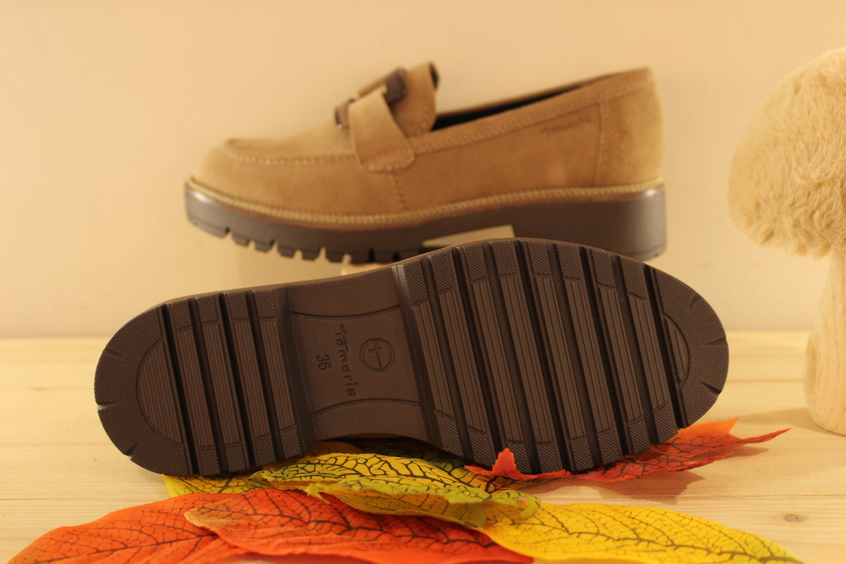 Mocassin TAMARIS en croûte de cuir de couleur taupe. Barette nuancée élégante sur le coup de pied